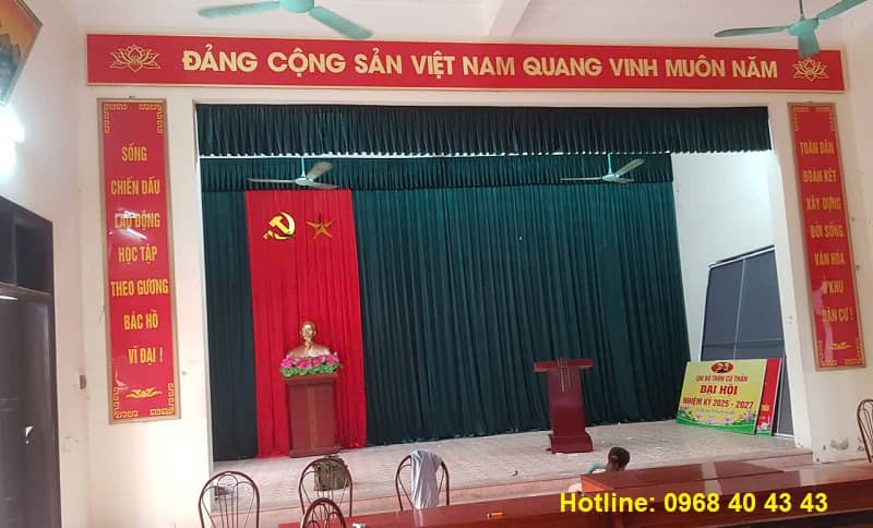 Biển khẩu hiệu hai bên cánh gà hội trường